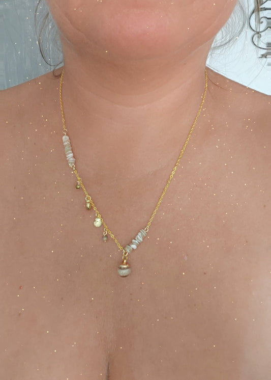 Collier nacre et sable de plage