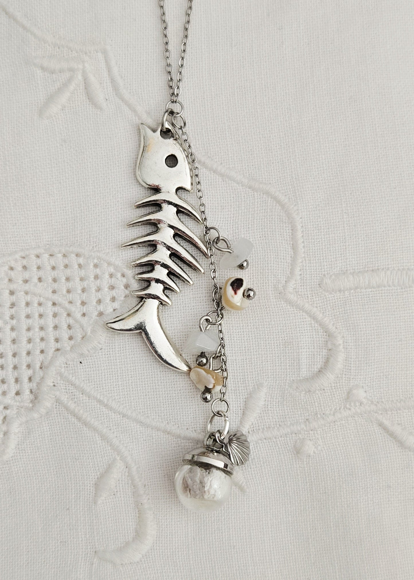 Collier nacre et charm poisson