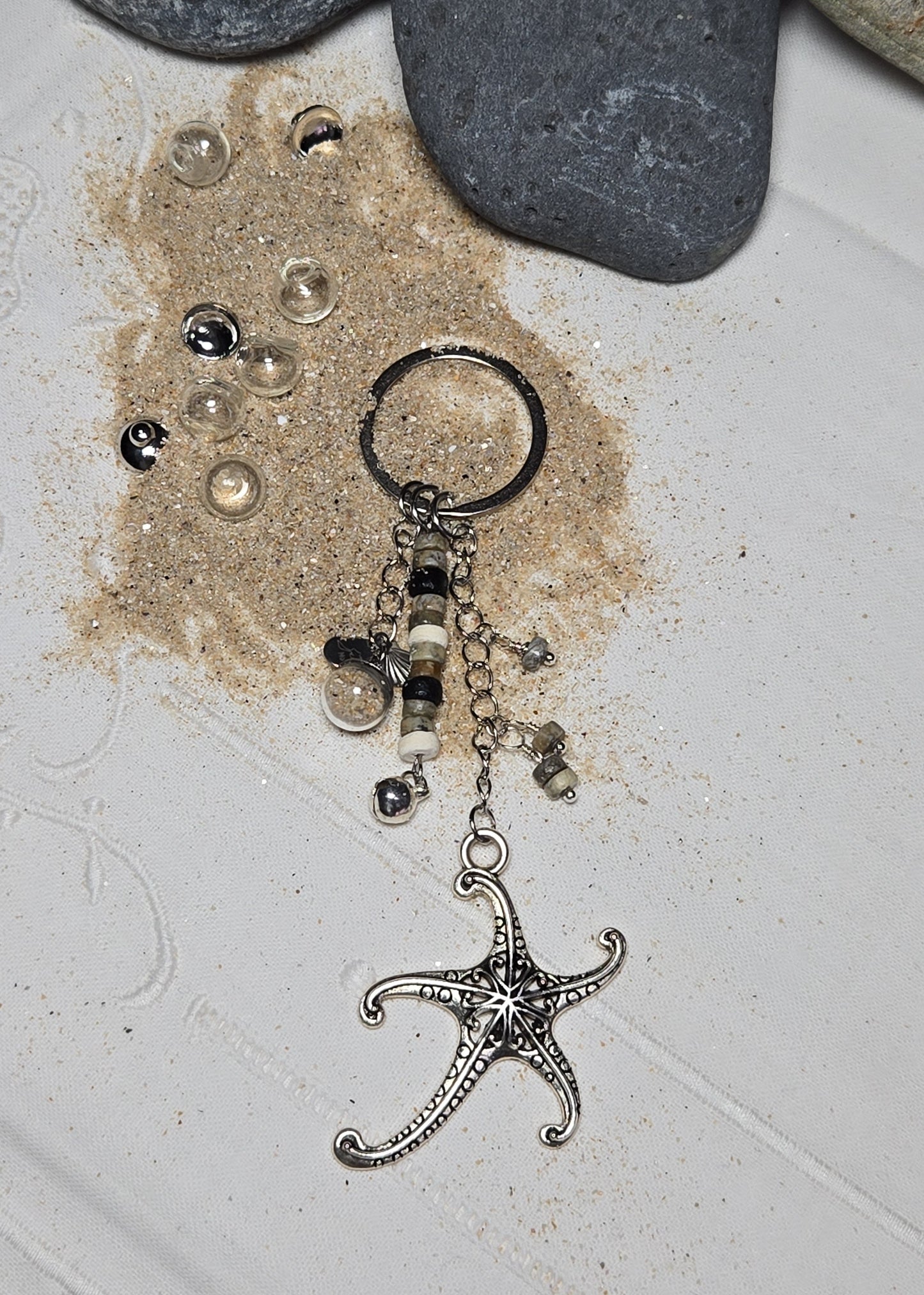 Porte-clés marin étoile de mer et sable de plage