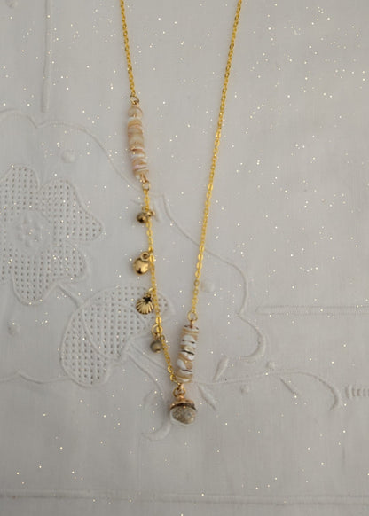 Collier nacre et sable de plage