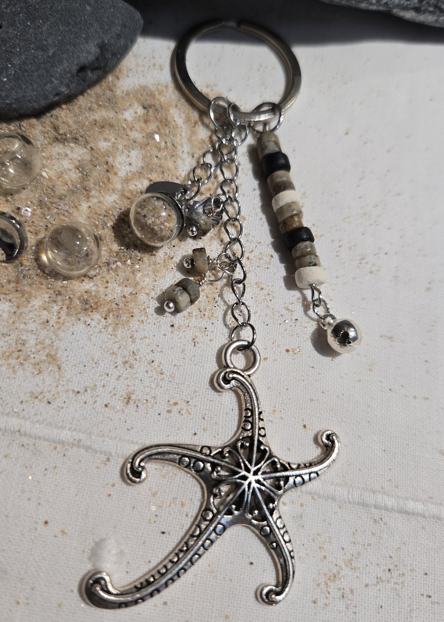 Porte-clés marin étoile de mer et sable de plage