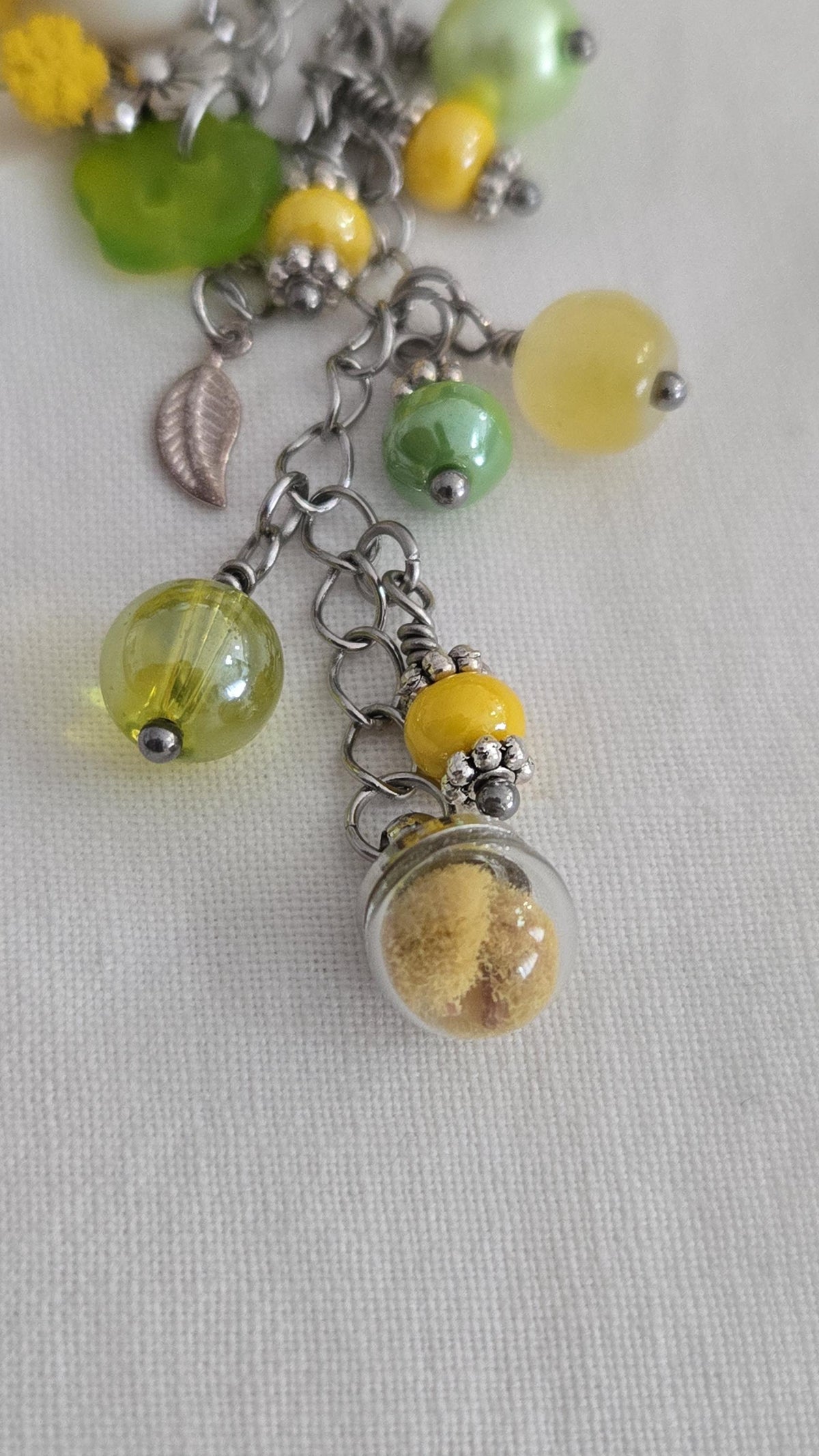 Porte-clés perles de verre et  fleur de Mimosa