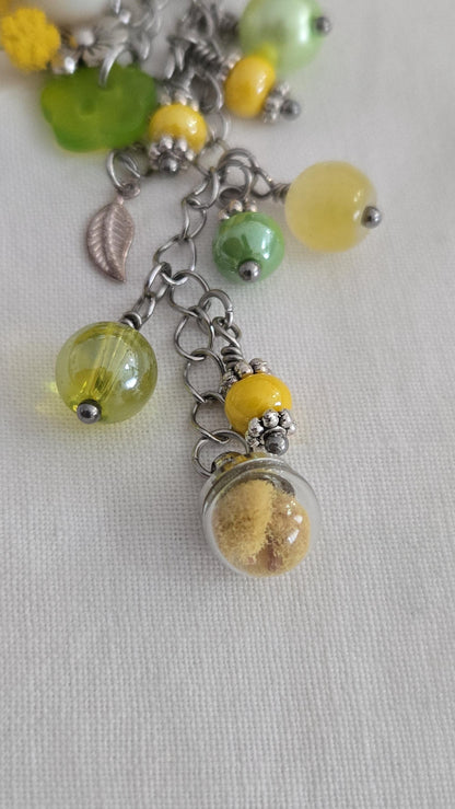 Porte-clés perles de verre et  fleur de Mimosa