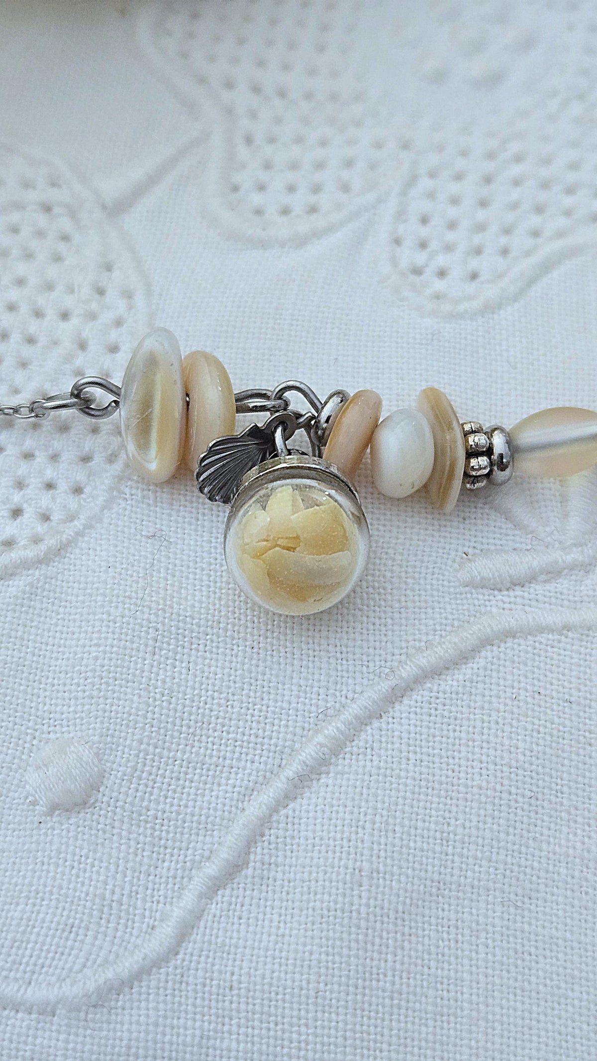 Bracelet de plage en nacre et globe de verre éclats de coquillage