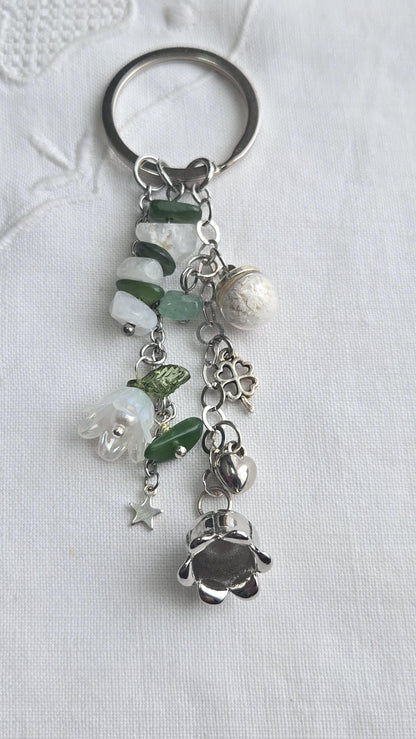Porte-clés porte-bonheur Muguet, pierre naturelles et éclats de coquillage