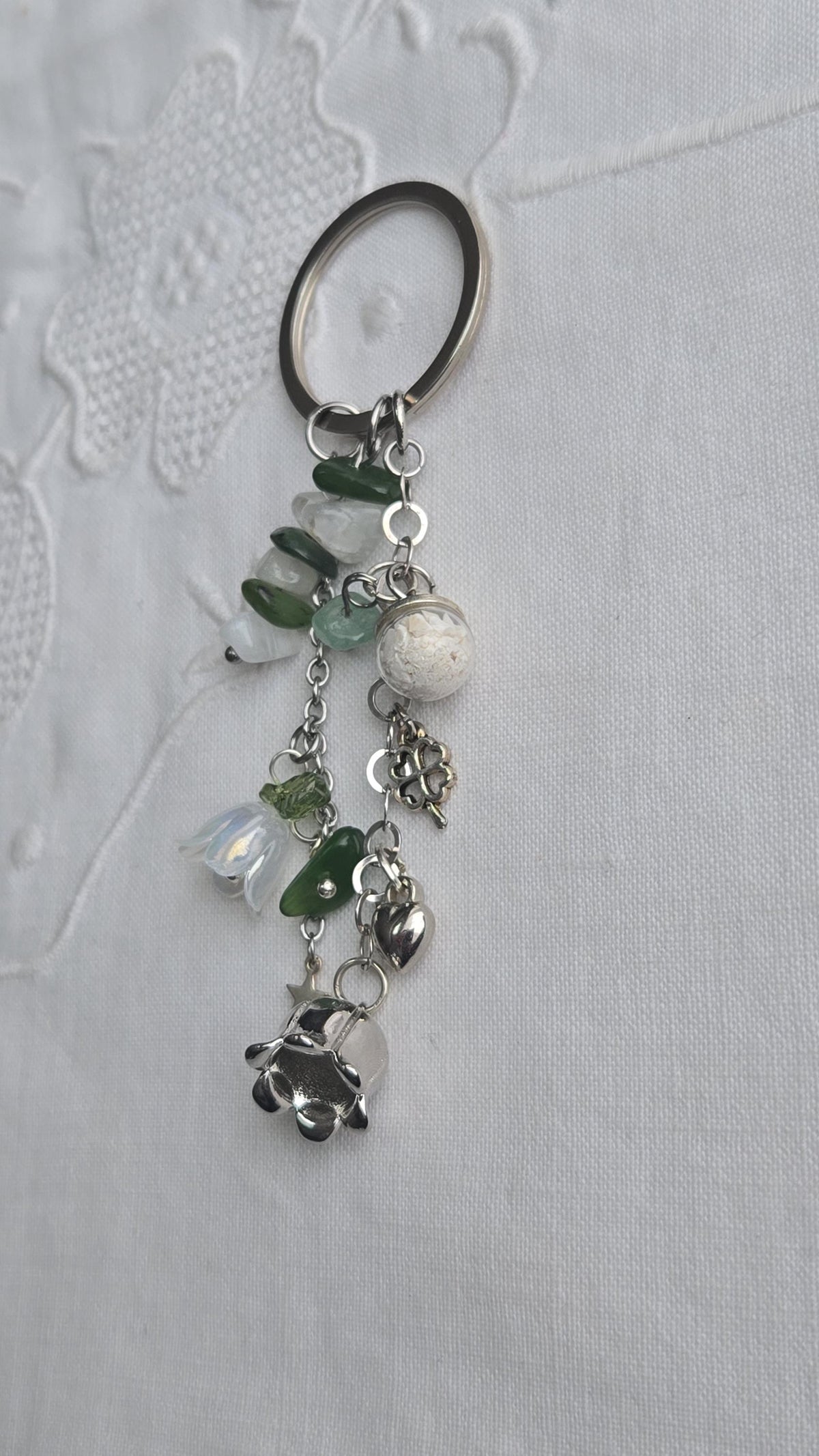 Porte-clés porte-bonheur Muguet, pierre naturelles et éclats de coquillage