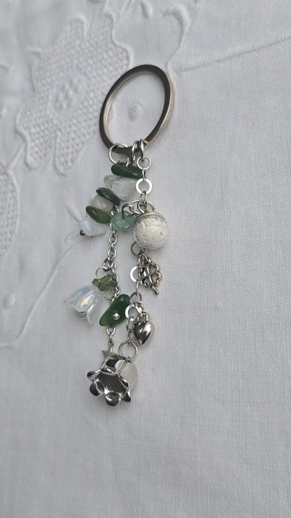 Porte-clés porte-bonheur Muguet, pierre naturelles et éclats de coquillage
