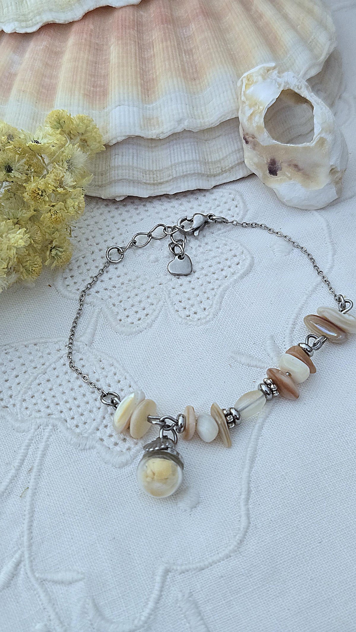 Bracelet de plage en nacre et globe de verre éclats de coquillage