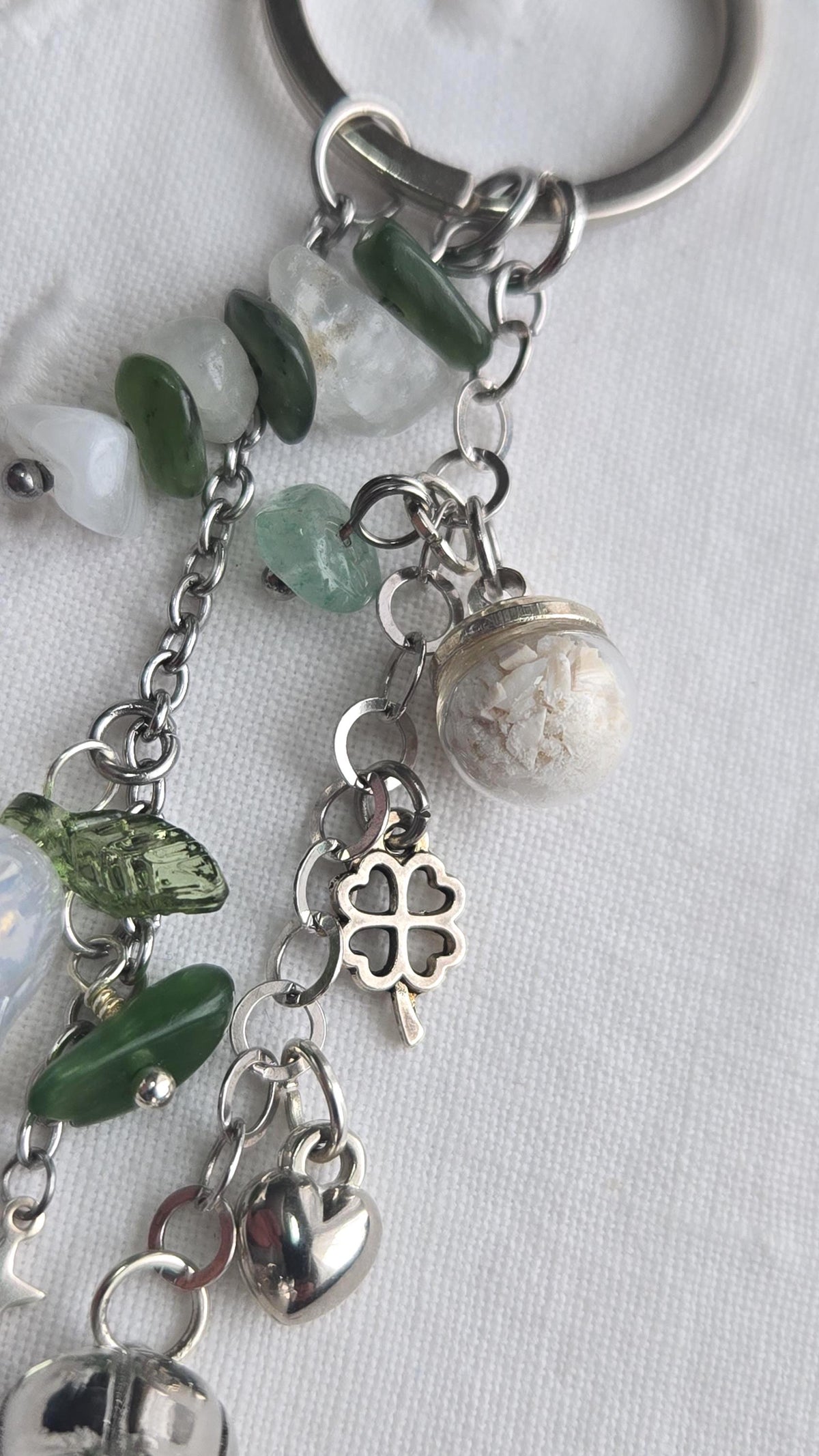 Porte-clés porte-bonheur Muguet, pierre naturelles et éclats de coquillage