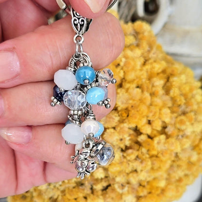 Porte-clés, bijou de sac, perles bleues et coquillage