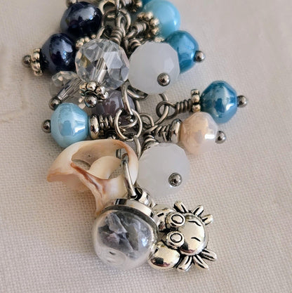 Porte-clés, bijou de sac, perles bleues et coquillage