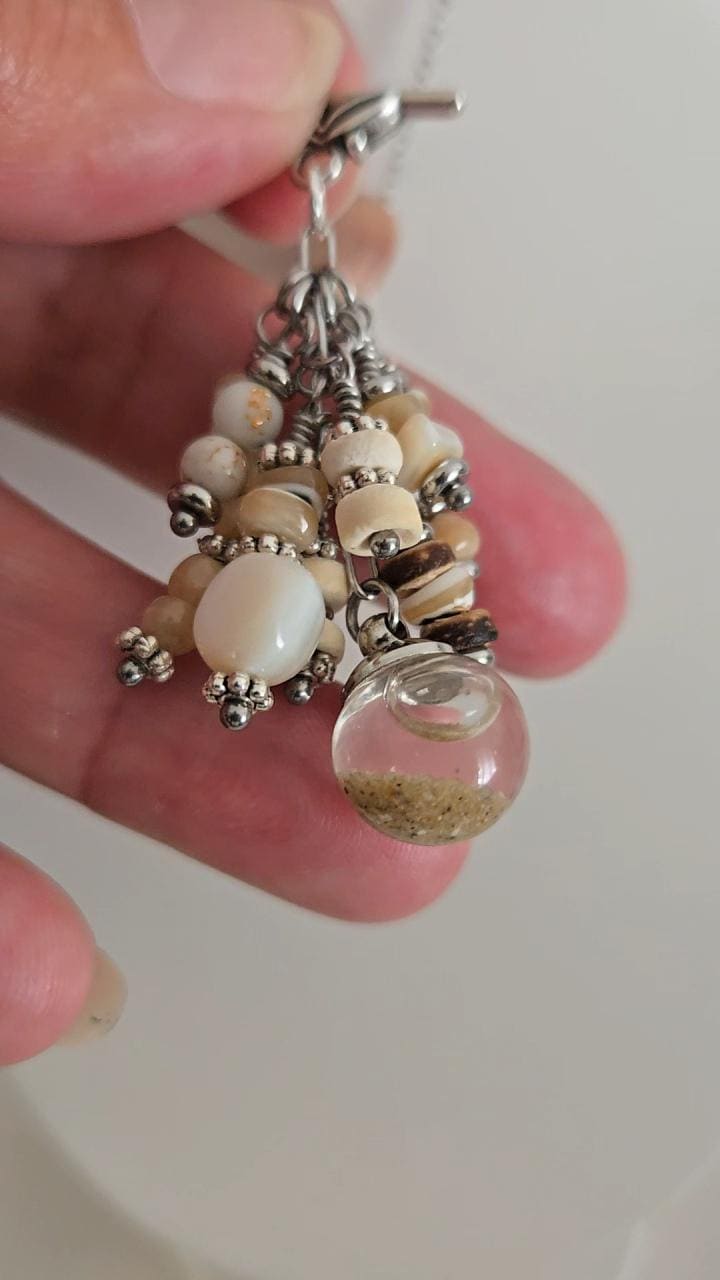 Collier pendentif grappe bohème - perle de verre eau de mer, coquillageet perles de nacre naturelle